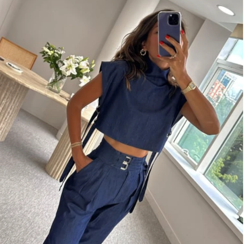 Trendy Fashion Outfits für Damen mit kurzem Oberteil mit hohem Halsausschnitt und 3/4-langer Hose mit hoher Taille