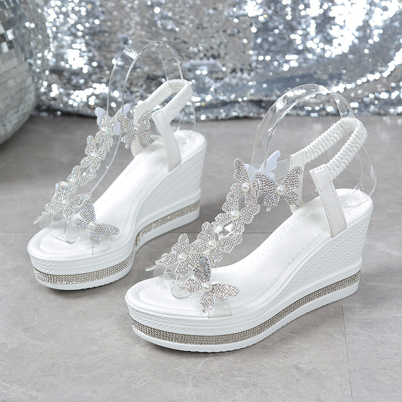 🦋 Keilabsatz-Sandalen mit Glitzer-Schmetterlingen | Elegante Plateausommerschuhe mit Perlen | Bequeme Passform